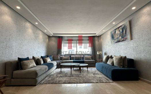 Double salon spacieux et lumineux dans appartement avec cheminée