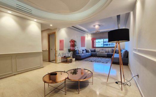 Double salon spacieux et lumineux avec finitions modernes