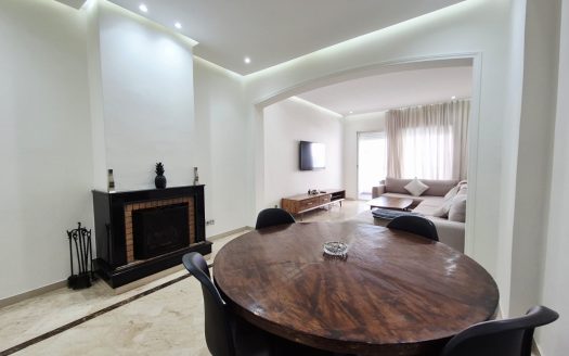 Salon avec cheminée fonctionnelle dans appartement rénové à vendre proche Lycée Lyautey Casablanca.