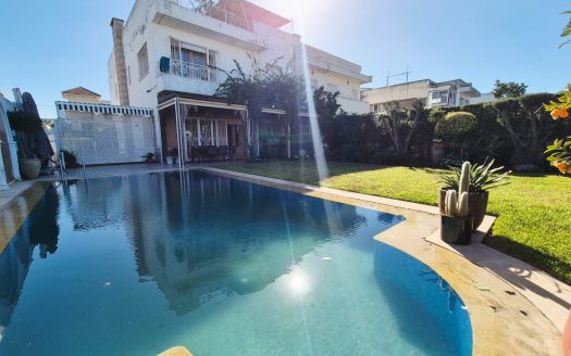 Façade arrière de la villa avec jardin et piscine, environnement résidentiel calme quartier Polo.