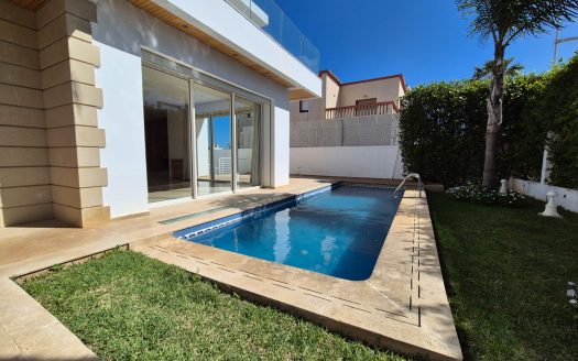 Piscine avec jardin et espace extérieur dans villa familiale à Dar Bouazza
